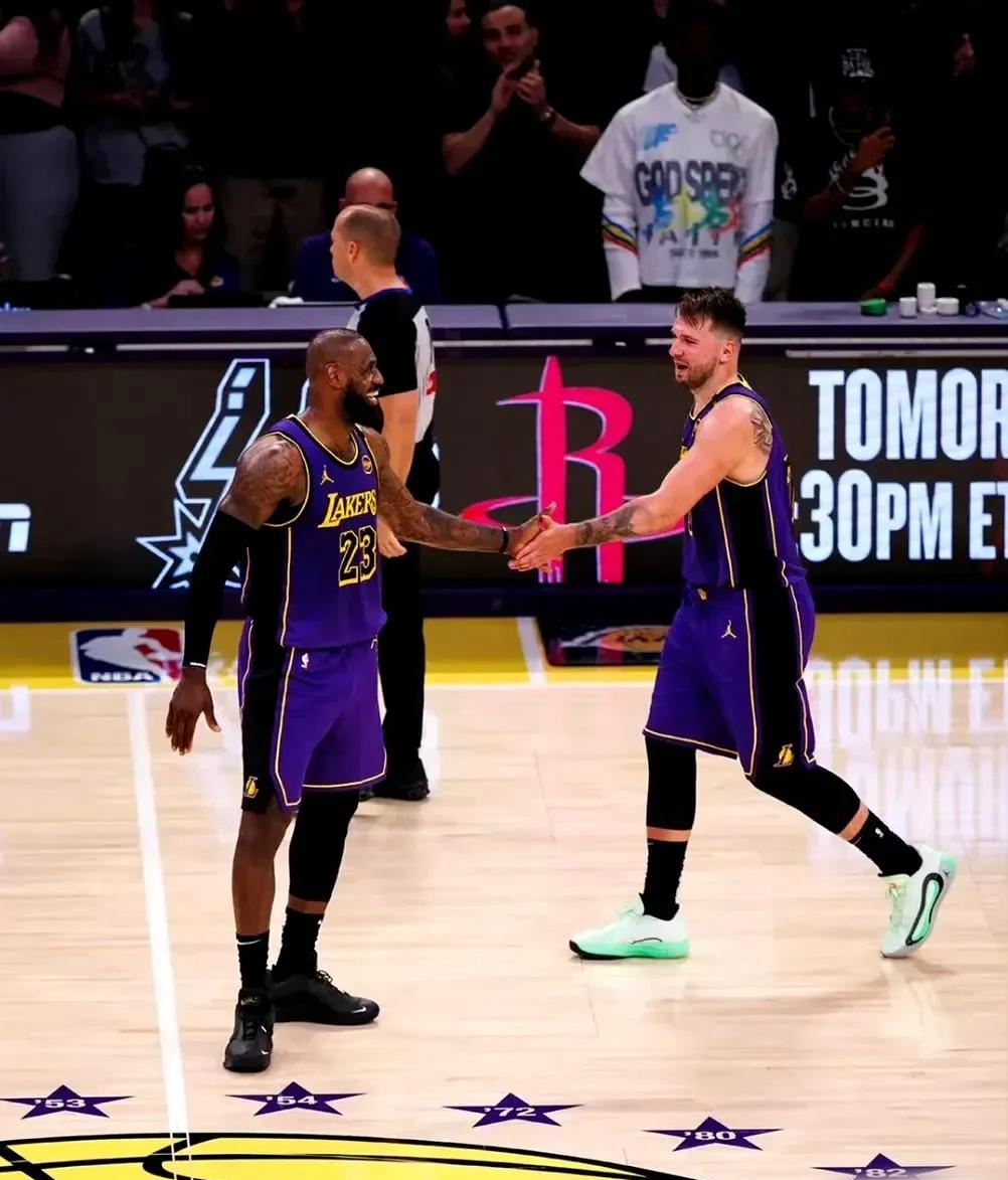 包含赛前洛杉矶湖人备战CBA季后赛，伤情更新细节曝光，悬念犹存，医务组通报恢复的词条