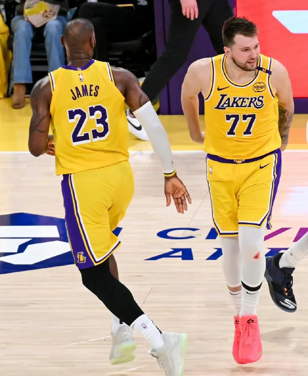 包含赛前洛杉矶湖人备战CBA季后赛，伤情更新细节曝光，悬念犹存，医务组通报恢复的词条