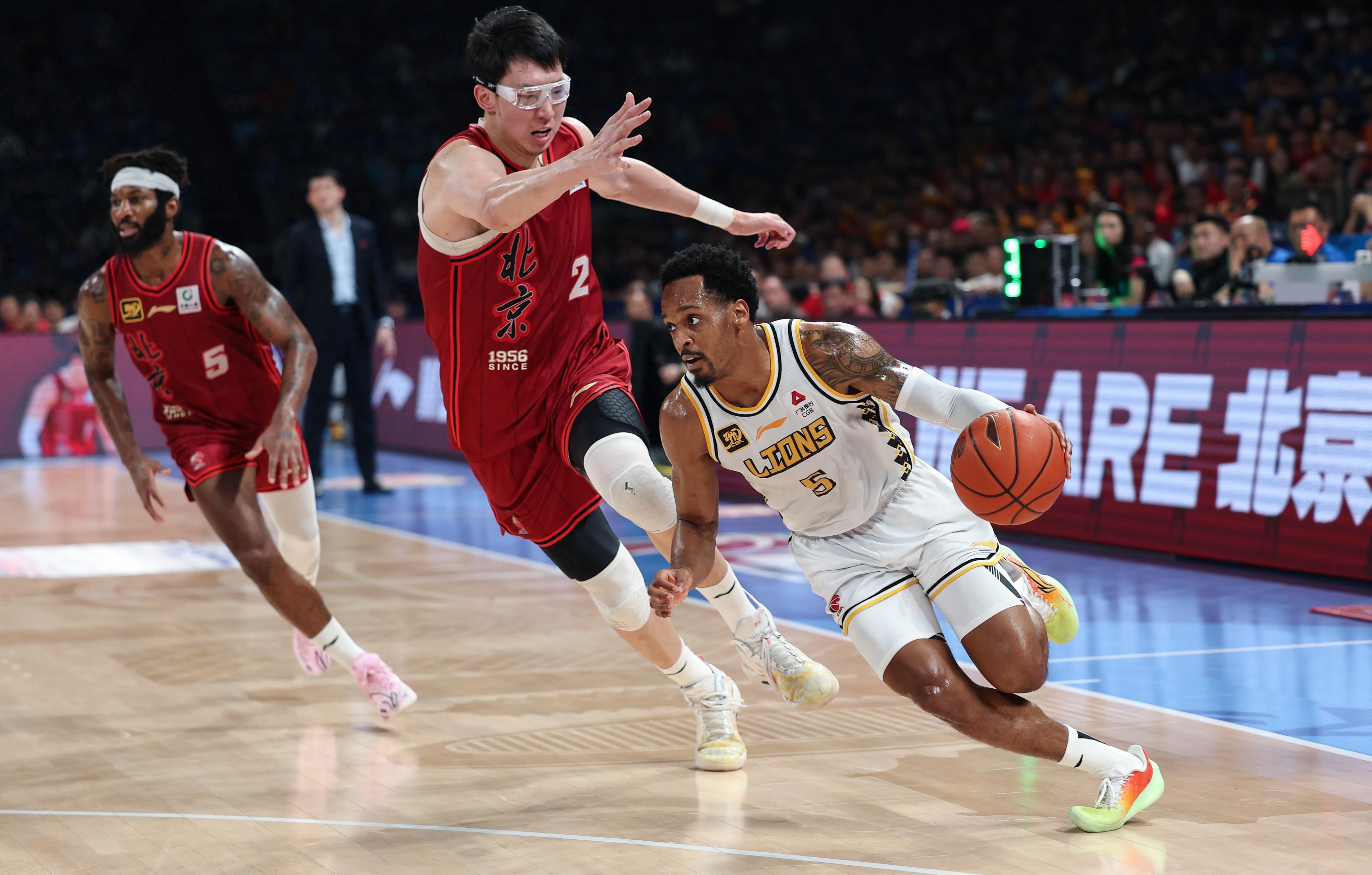 浙江稠州训练开放日，冲刺阶段临场应变引欢呼，CBA常规赛在即，身体对抗强度拉满的简单介绍