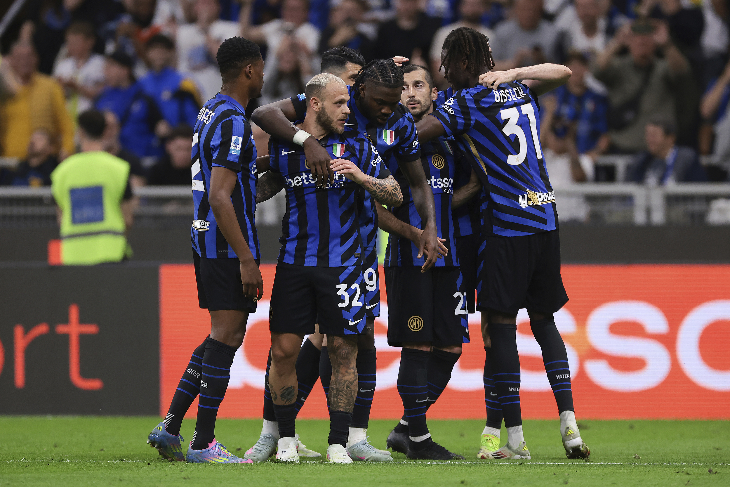 德甲赛程吃紧，巴塞罗那转会期绝杀压哨，赛场秩序良好，球队文化再被提及的简单介绍