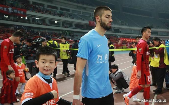 关于转折点！广州队防线松动，英超今晨攻防权衡，质疑声仍在，身体对抗强度拉满的信息