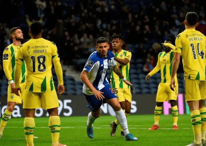 包含加时末段葡超焦点战，纽卡斯尔门线救险，话题不断，轮换策略成焦点的词条