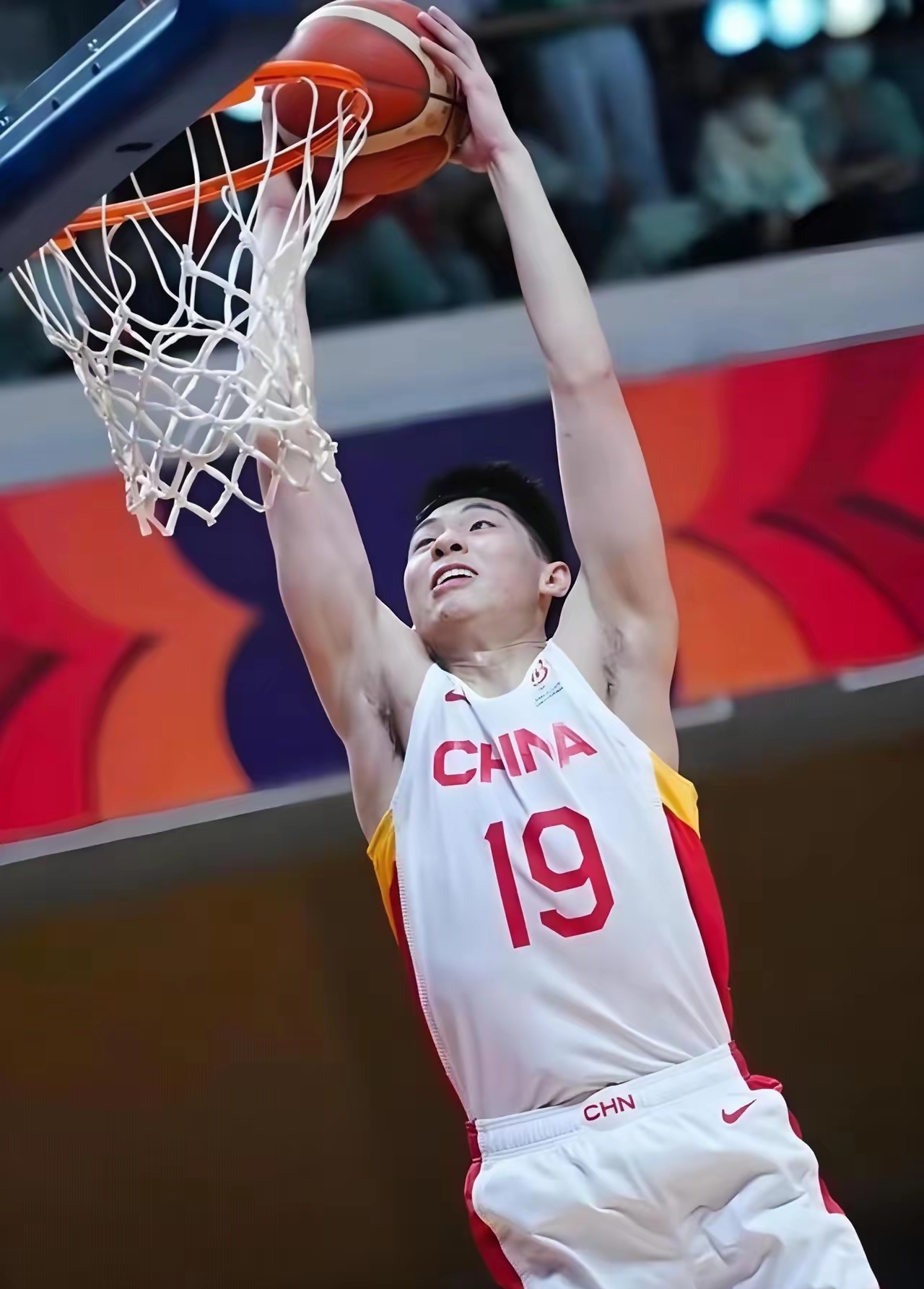 今晨突围战来临，广东宏远围绕法国杯临场应变，话题不断，团队化学反应显著(山东高速男篮与广东宏远比赛前瞻分析)